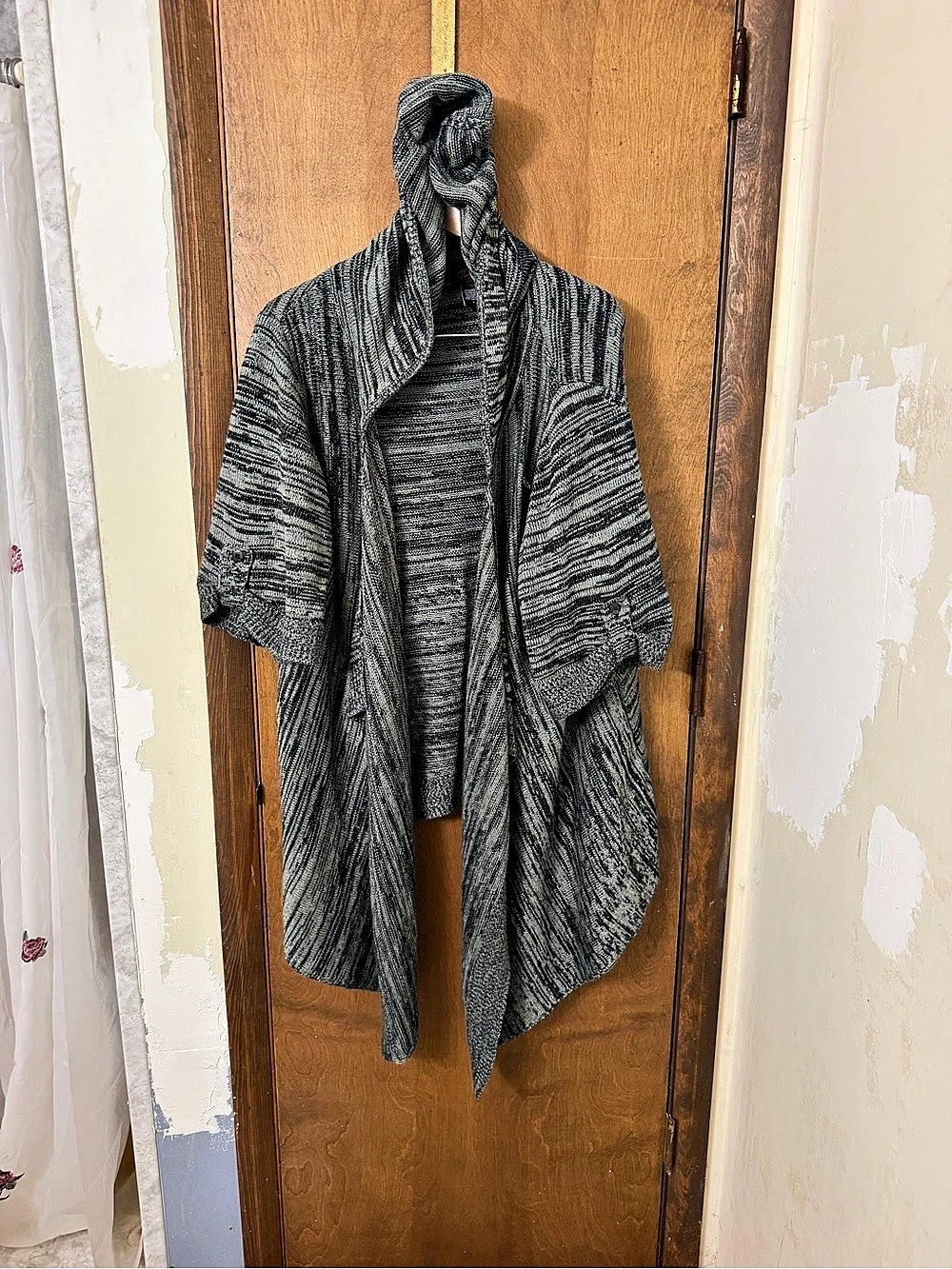 Torrid 4 4X Hooded Knit Shrug in Gray & Black Like New